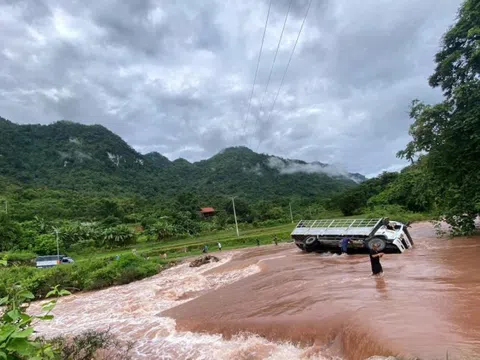Mưa lớn trong đêm nhiều hộ dân phải di dời, giao thông chia cắt