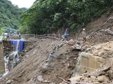 Mưa lớn, Quốc lộ 16 qua địa bàn Nghệ An có hàng chục điểm sạt lở