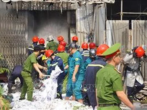 Cháy kho chứa vải phế liệu trong khu dân cư Đà Nẵng