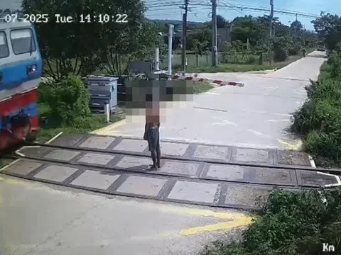 Ra đứng giữa đường ray, người đàn ông bị tàu tông tử vong tại chỗ