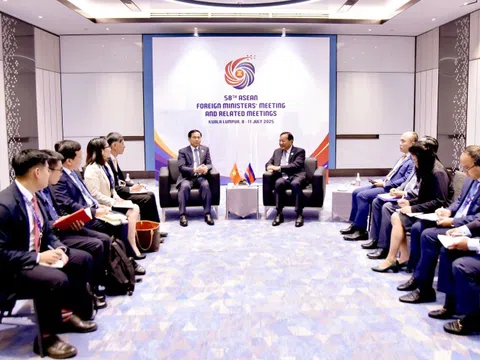 Phó Thủ tướng, Bộ trưởng Ngoại giao Bùi Thanh Sơn gặp Phó Thủ tướng, Bộ trưởng Ngoại giao và Hợp tác quốc tế Campuchia