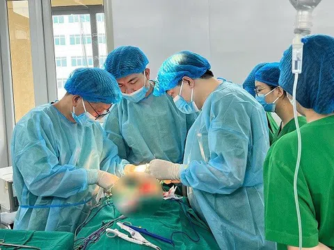 U tuyến giáp lành tính nhưng suýt lấy mạng cụ bà vì chèn ép khí quản