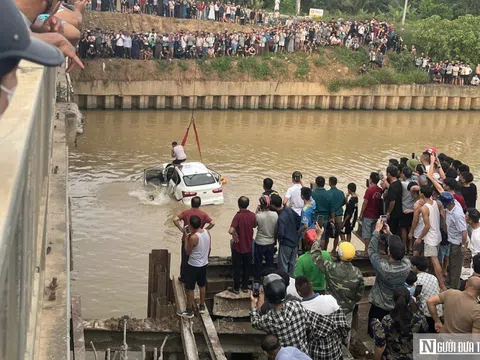 Vụ ô tô mất lái đâm 2 xe máy rồi rơi xuống sông: Đã xác định 3 người tử vong