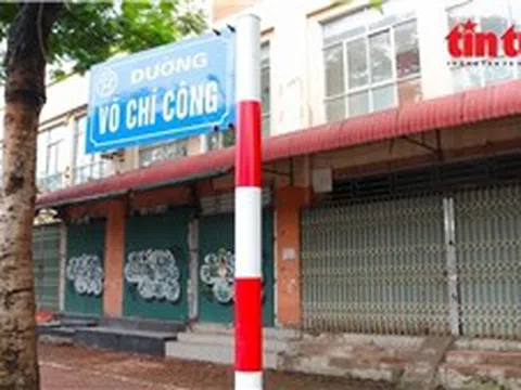 Nghịch lý tầng 1 nhà tái định cư bỏ không, người dân căng ô dù buôn bán bên ngoài