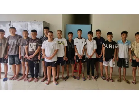 Tạm giữ 14 thanh thiếu niên vô cớ chém 2 người đi đường bị thương