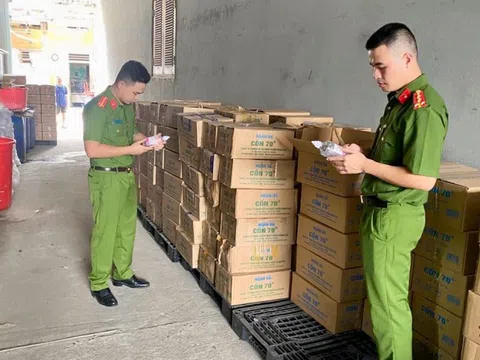 Phát hiện 2 công ty sản xuất, buôn bán cồn y tế giả quy mô lớn