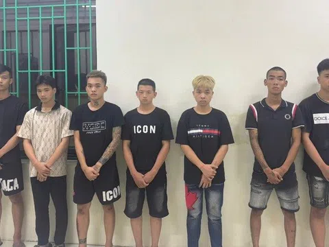 Khởi tố nhóm thanh niên ném vỏ chai vào ô tô đi đường