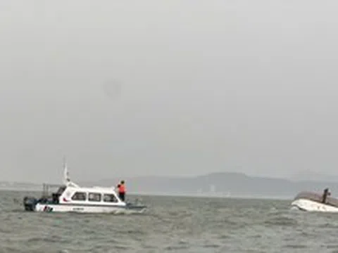 Giông lốc lật chìm tàu du lịch trên Vịnh Hạ Long