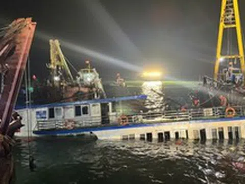 Vụ đắm tàu trên vịnh Hạ Long: Tiến hành lai dắt tàu vào đất liền