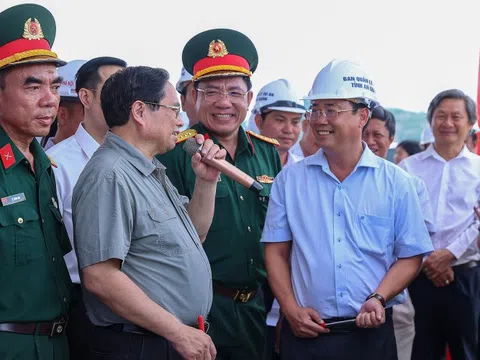 Thủ tướng kiểm tra công trường, chỉ đạo thông tuyến 2 dự án cao tốc tại ĐBSCL vào 19/12/2025