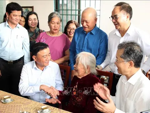 Thường trực Ban Bí thư thăm, tặng quà người có công ở Đà Nẵng