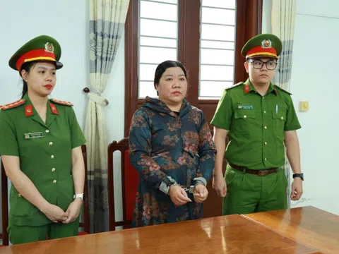 Lừa vay tiền đánh bạc online, một người phụ nữ Quảng Trị bị bắt tạm giam