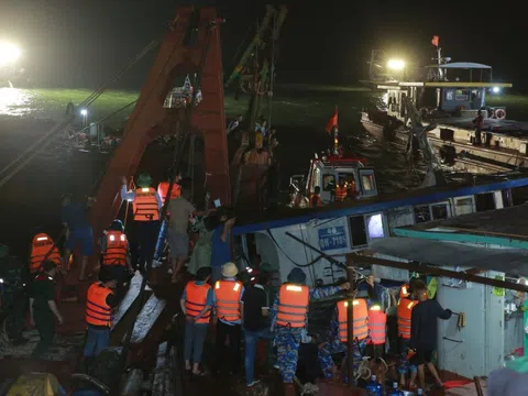 Trục vớt thành công tàu du lịch bị lật trên Vịnh Hạ Long