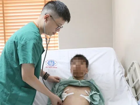 Bé trai 12 tuổi tự ti vì lồng ngực nhô cao như "ức gà"
