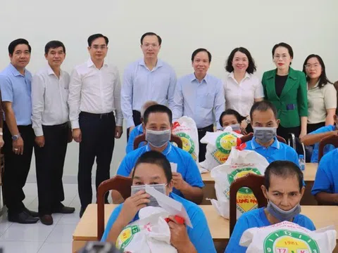 Tây Ninh thăm, tặng quà người có công nhân kỷ niệm 78 năm Ngày Thương binh - Liệt sĩ