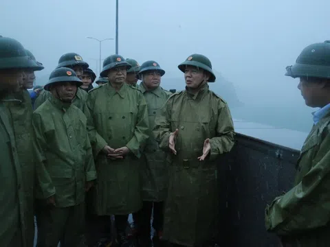 Phó Thủ tướng Trần Hồng Hà kiểm tra công tác phòng, chống bão số 3 tại các điểm xung yếu ở Thanh Hóa