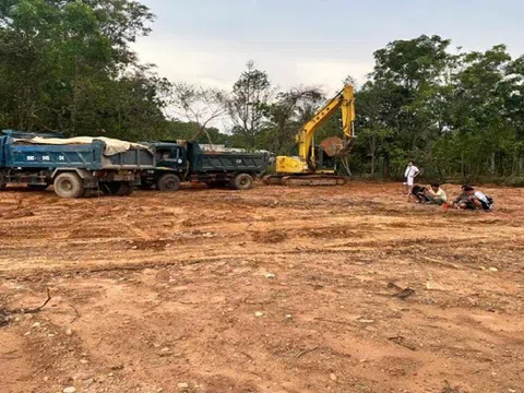Bắt quả tang 3 đối tượng khai thác khoáng sản trái phép