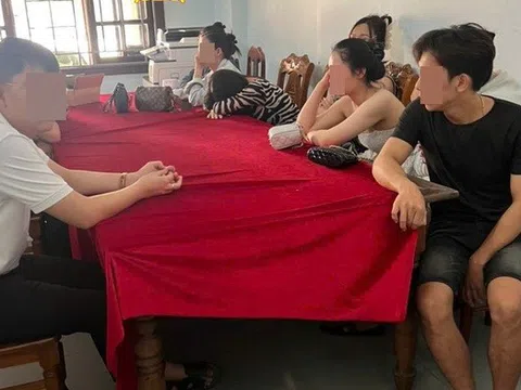 Liên tiếp phát hiện các nhóm nam nữ 'bay lắc' bằng ma trong quán karaoke