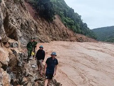 Lũ dữ xé toạc đường sá, nhiều bản làng ở Nghệ An bị cô lập hoàn toàn