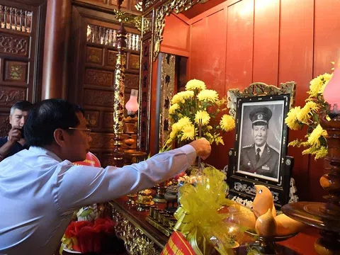 Phó Thủ tướng Bùi Thanh Sơn dâng hương tưởng nhớ Đại tướng Lê Đức Anh