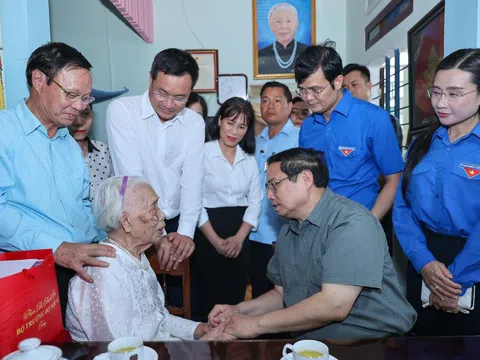 Thủ tướng thăm Mẹ Việt Nam anh hùng, dâng hương tại Thành cổ Quảng Trị và Nghĩa trang Đường 9