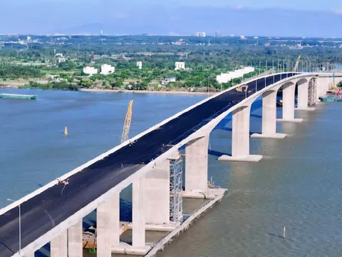 Xuyên đêm thi công cầu Nhơn Trạch - "Mảnh ghép" quan trọng của Vành đai 3 Tp.HCM