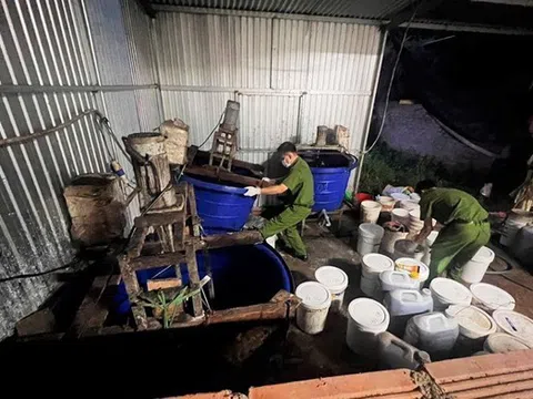 Phát hiện hơn 3.000 lít dung dịch, 5 tấn hóa chất nghi dùng làm phân bón giả