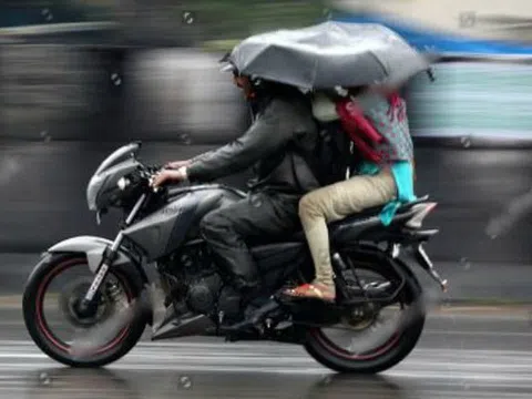 Theo quy định mới nhất, sử dụng ô khi đi xe máy bị phạt bao nhiêu tiền?