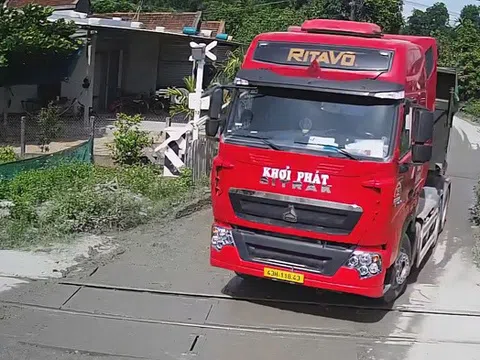 Phạt tài xế điều khiển xe đầu kéo tông gãy rào chắn đường sắt rồi bỏ chạy