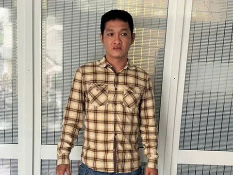 Hành vi xấu xí của gã trai khi đỡ người bị tai nạn giao thông