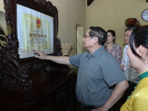 Thủ tướng thăm Lăng Thoại Ngọc Hầu và Miếu Bà Chúa Xứ núi Sam