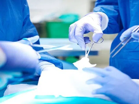 Phẫu thuật khẩn cấp cho người phụ nữ bị đâm thủng tĩnh mạch