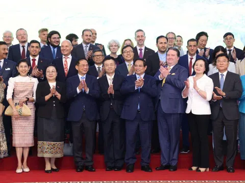 Thủ tướng gặp mặt Đoàn Ngoại giao tại Hà Nội thông tin về sắp xếp tổ chức bộ máy