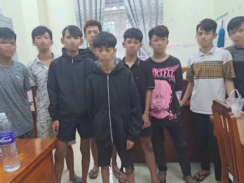 9 thiếu niên cầm hung khí chặn đường, cướp tiền của người dân