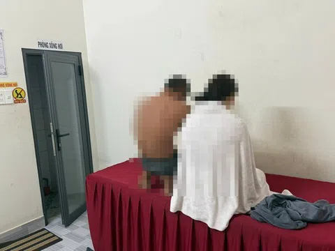 Bắt quả tang nữ nhân viên bán dâm cho khách tại cơ sở massage