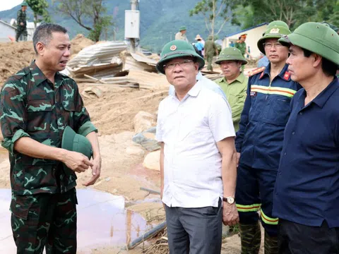 Phó Thủ tướng Lê Thành Long thăm hỏi người dân vùng mưa lũ Sơn La