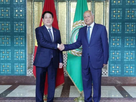 Chủ tịch nước Lương Cường dự Lễ thượng cờ Việt Nam tại trụ sở Liên đoàn Arab