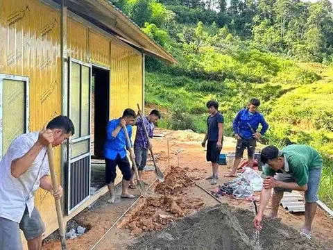 Không để hộ nghèo phải ở nhà dột nát mùa mưa bão