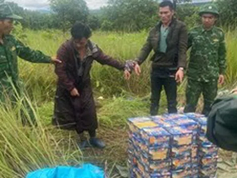 Bắt giữ hai đối tượng vận chuyển pháo lậu qua biên giới