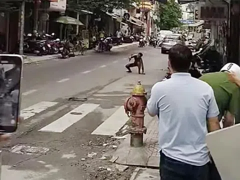 Khống chế người đàn ông có biểu hiện tâm thần, cầm dao đe dọa người đi đường