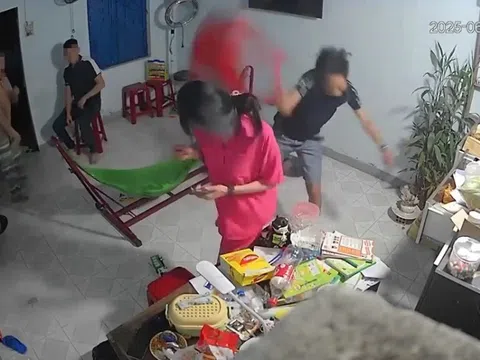 Anh trai dùng ghế nhựa đánh tới tấp vào đầu em gái, công an vào cuộc