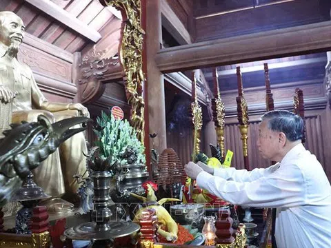 Tổng Bí thư Tô Lâm dâng hương tưởng niệm các vị tiền bối cách mạng tại Tuyên Quang
