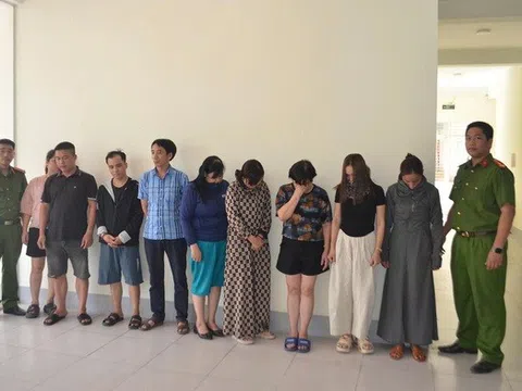 Bắt ổ nhóm làm "chuồng cọp", lắp camera quan sát để… đánh bạc