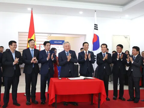 Phó Thủ tướng Thường trực Chính phủ Nguyễn Hòa Bình thăm Công ty TNHH Hana Micron Vina