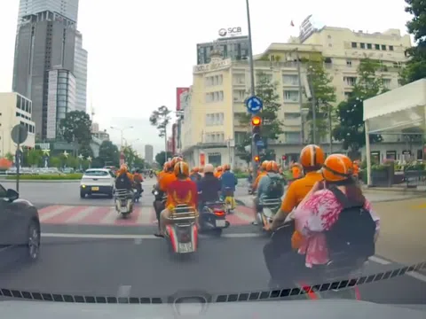 Xử phạt đoàn xe Vespa ngang nhiên vượt đèn đỏ ở TP.HCM