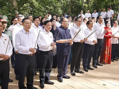 Chủ tịch Quốc hội dâng hương tưởng niệm các bậc tiền bối cách mạng tại Tuyên Quang