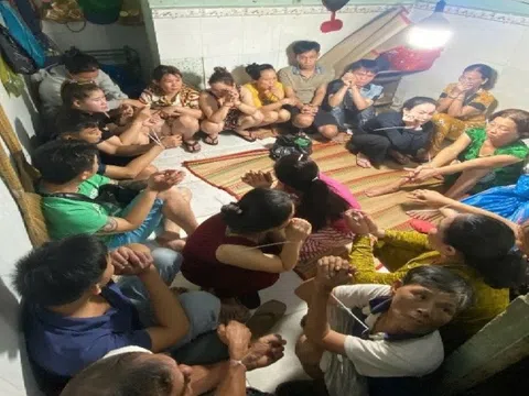 Bắt quả tang 14 đối tượng đánh bạc trong nhà trọ