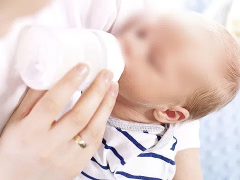 Trẻ mẩn ngứa vùng miệng do dị ứng sữa, bác sĩ cảnh báo