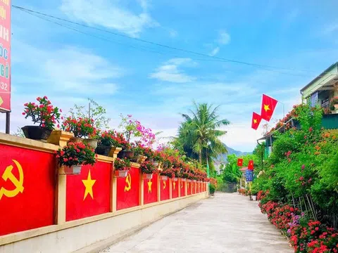 Ngắm con đường rực cờ Tổ quốc, cờ Đảng của cặp vợ chồng ở Nghệ An trước thềm đại lễ