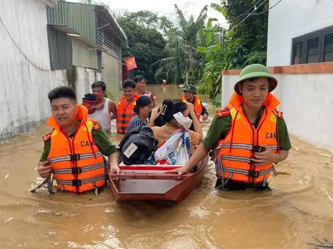 Những “người hùng” thầm lặng nỗ lực giúp dân trong bão lũ lịch sử ở miền Tây Nghệ An